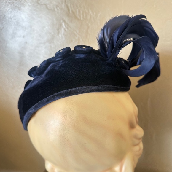 FASCINATING 1950S\' NAVY VELVET COCKTAIL CAP WITH MATCHING CURLY FEATHERS/PEARLS